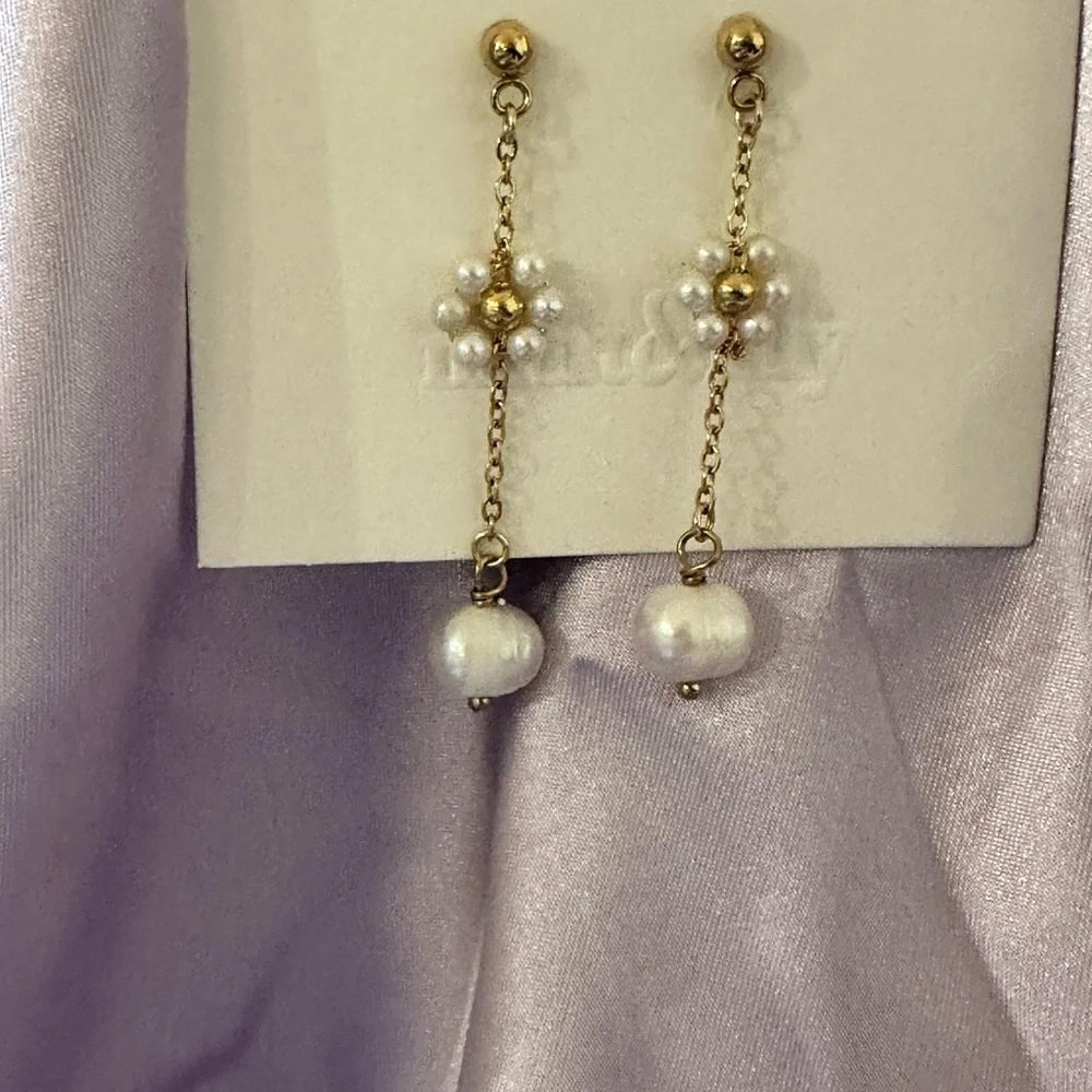 Mint & Lily. Chic Gold and Pearl Cluster Earrings. NWT
